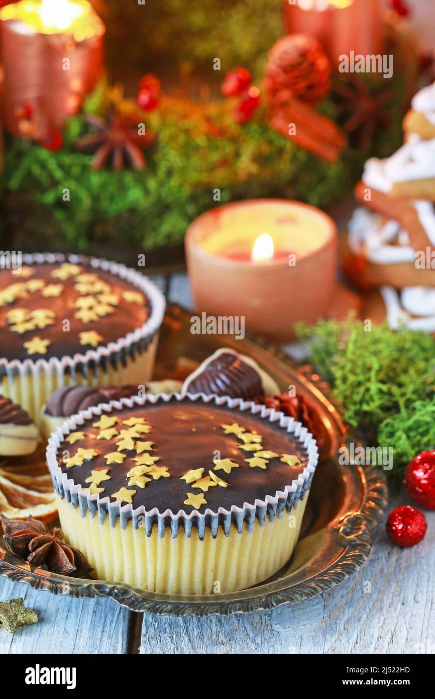 Biscuits de Noël au chocolat décorés de minuscules étoiles comestibles. Dessert de fête Banque D'Images