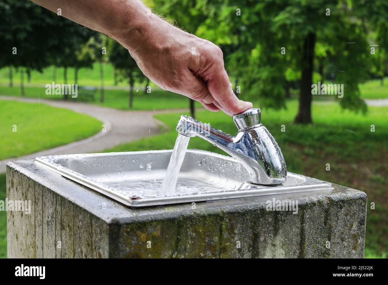 Eau du robinet dans le parc public de la ville. Été chaud Banque D'Images