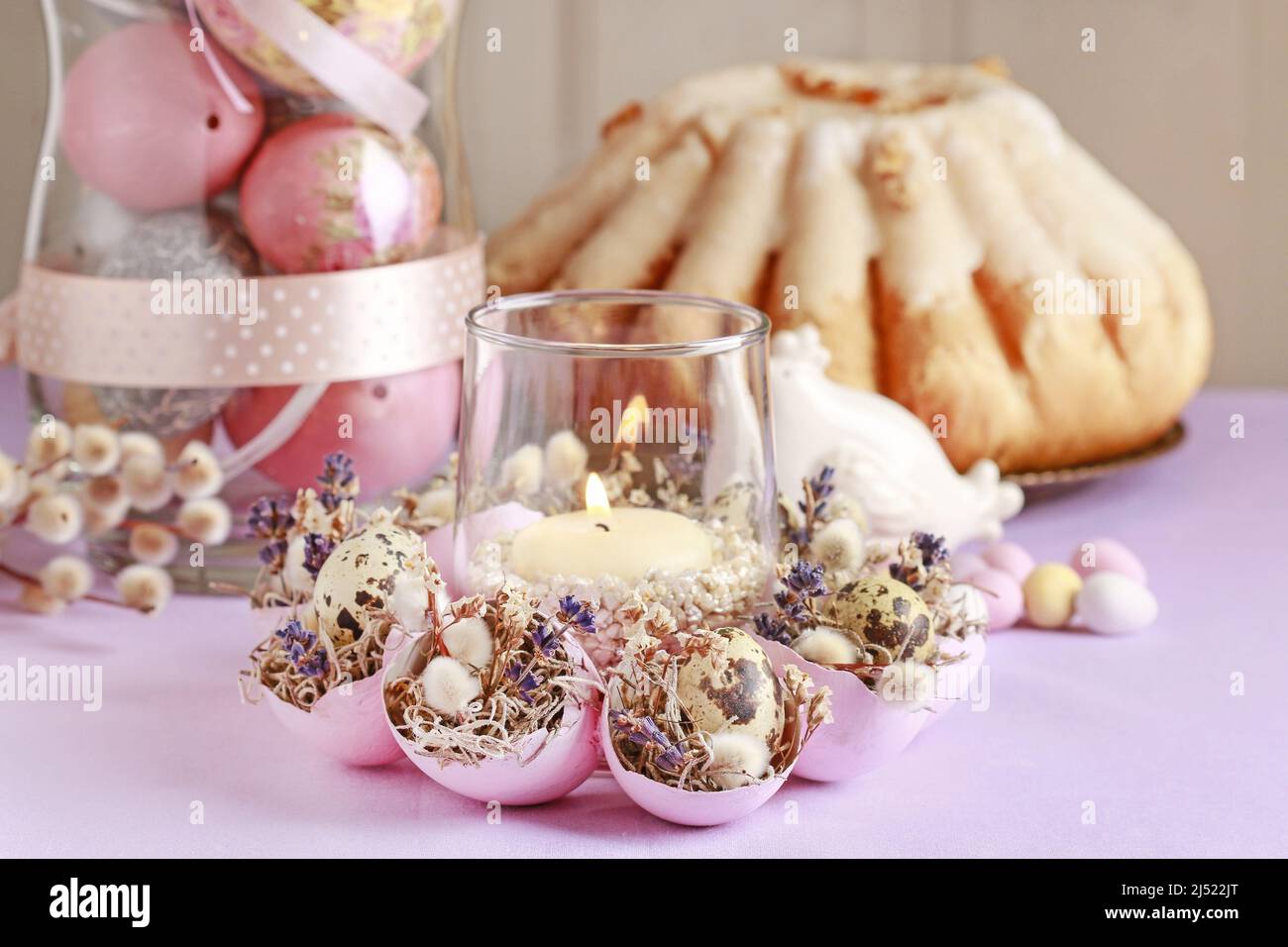 Comment faire la décoration de table de Pâques avec des coquilles d'oeuf, de la mousse espagnole et des chatons. Étape par étape, tutoriel. Banque D'Images