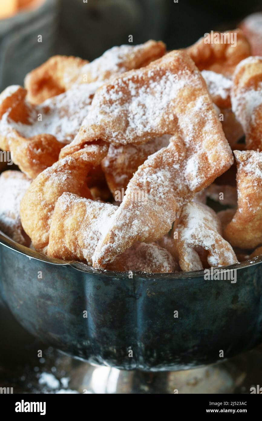 FAT Thursday Celebration - biscuits traditionnels Angel Wings décorés de sucre en poudre. Banque D'Images