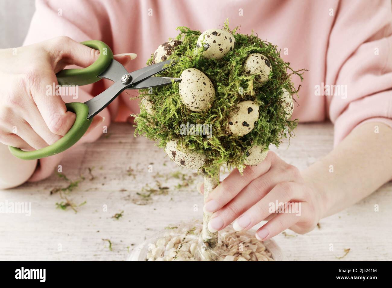 Fleuriste au travail: Comment faire belle décoration de Pâques en forme d'arbre avec de la mousse et des oeufs de caille. Étape par étape, tutoriel. Banque D'Images