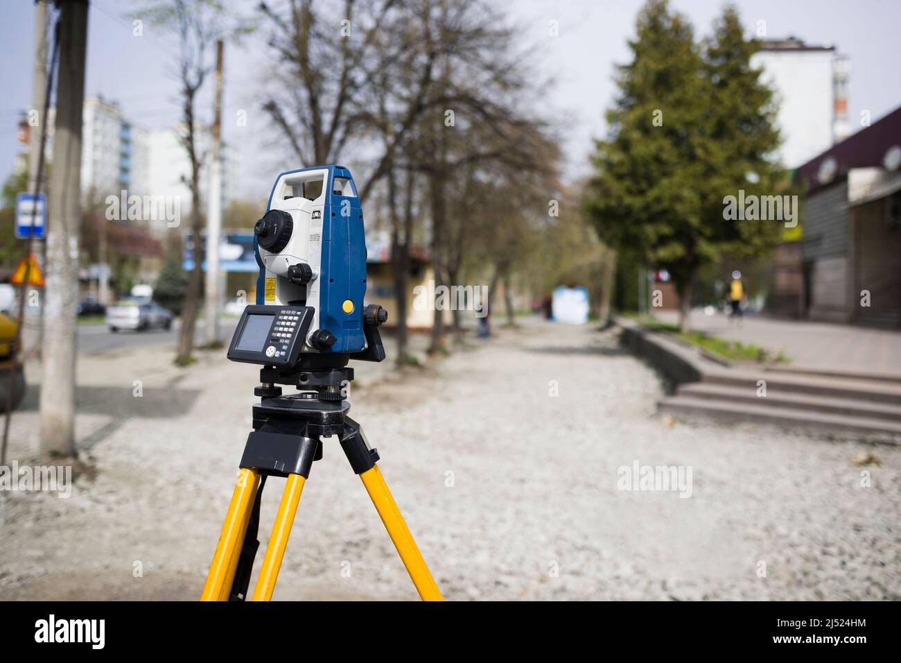 Plan horizontal d'un dispositif de niveau de géodésie bon marché sur route . Copie de sapce Banque D'Images
