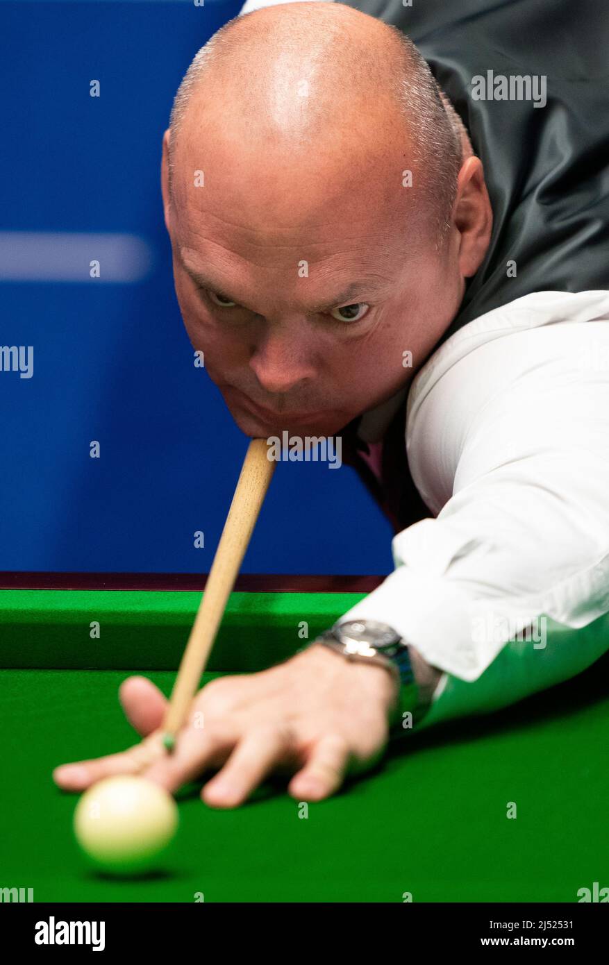 Stuart Bingham pendant son match contre Lyu Haotian au quatrième jour des Championnats du monde de Snooker de Betfred au Crucible, Sheffield. Date de la photo: Mardi 19 avril 2022. Banque D'Images