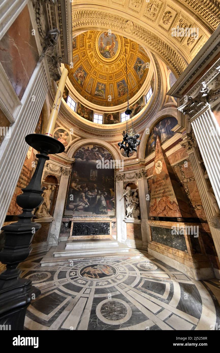 Rome. Italie. Basilique de Santa Maria del Popolo. La Chapelle Chigi (la Cappella Chigi). Le banquier Agostino Chigi a commandé à Raphaël la conception et la décoration Banque D'Images