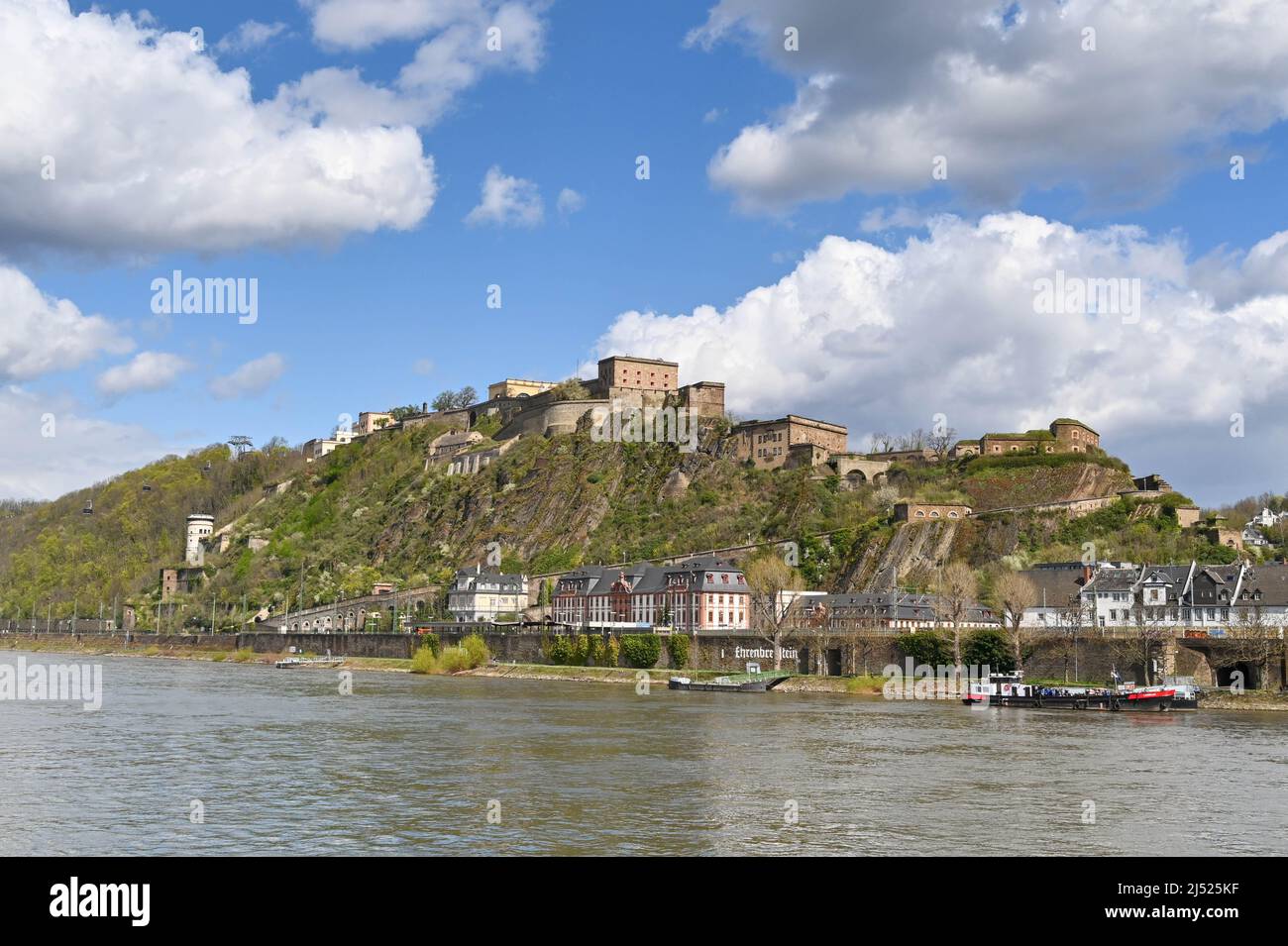 Koblenz, Allemagne - avril 2022 : forteresse d'Ehrenbreitstein située sur une colline au-dessus du Rhin. Banque D'Images
