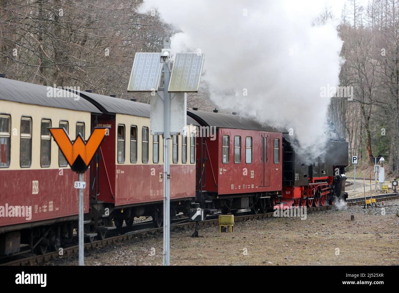 08 avril 2022, Saxe-Anhalt, Drei-Annen-Hohne : un train du Harzer Schmalsurbahn, HSB, part de la gare de Drei-Annen-Hohne. À la Harzer Schmalsurbahnen GmbH (HSB) a commencé le 09 avril le nouveau calendrier d'été de la compagnie de chemin de fer municipale. Elle est valable jusqu'au 6 novembre 2022 inclus et comprend à nouveau cette année une gamme étendue de voyages sur le réseau de route, qui est de 140,4 km de long au total. Sur la route la plus fréquentée de Drei Annen Hohne à Brocken, par exemple, onze trains circulent à nouveau quotidiennement dans chaque direction comme d'habitude. Photo: Matthias Bein/dpa Banque D'Images