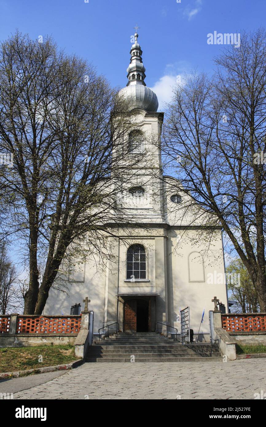 Une église sur une colline entourée de beaux vieux arbres à Jablonka, en Pologne. Banque D'Images