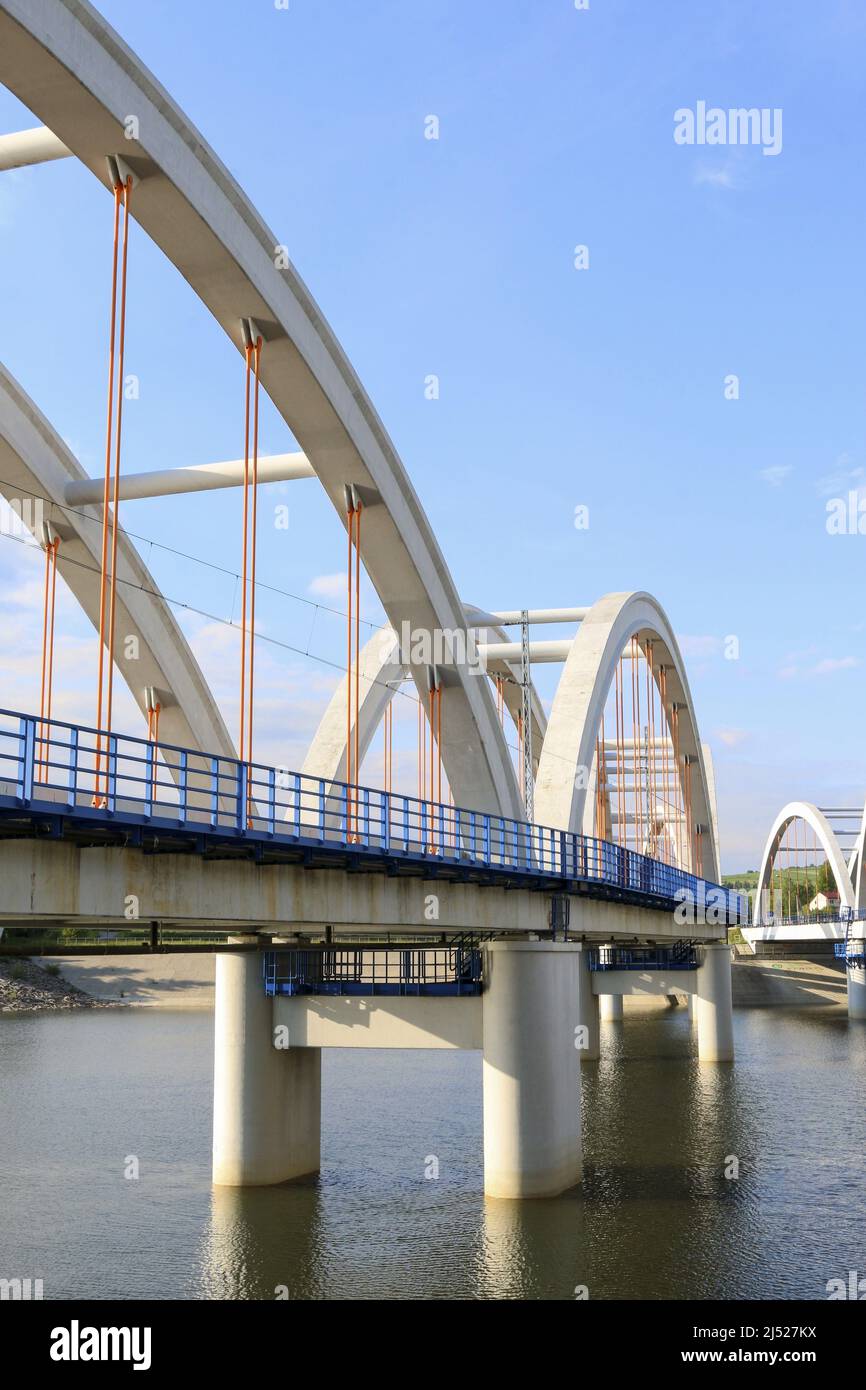 Ponts - chemins de fer et voitures sur le lac Mucharskie, Dabrowka, Pologne. Banque D'Images