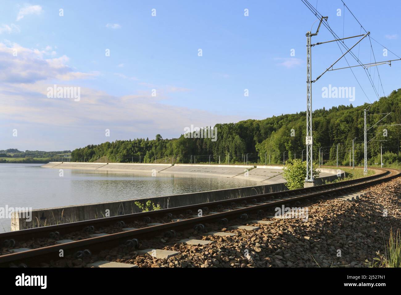 Voies ferrées et beaux paysages de montagne tout autour. Industrie et nature Banque D'Images