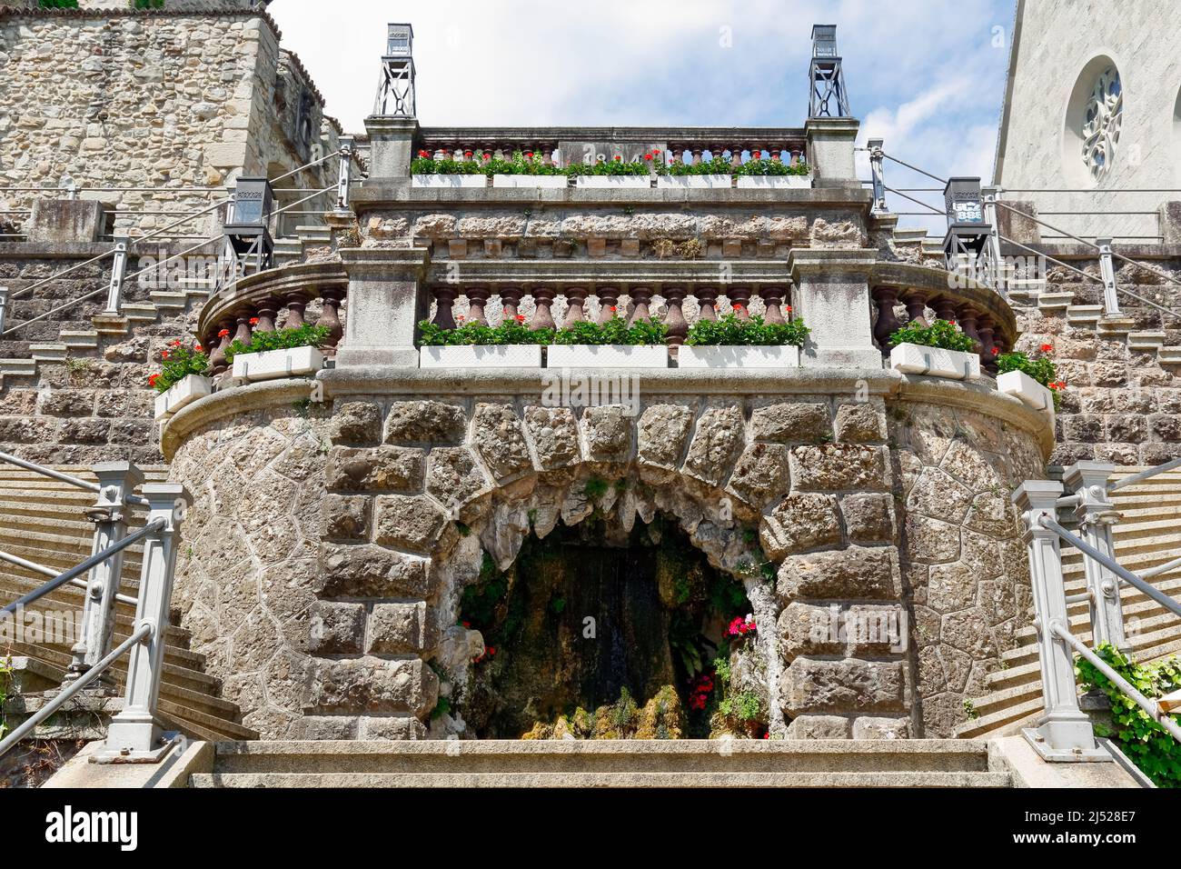 Rapperswil, Suisse - 10 mai 2016 : Fontaine sous la forme de la grotte, c'est la décoration de l'escalier menant de la place de la ville au château Banque D'Images