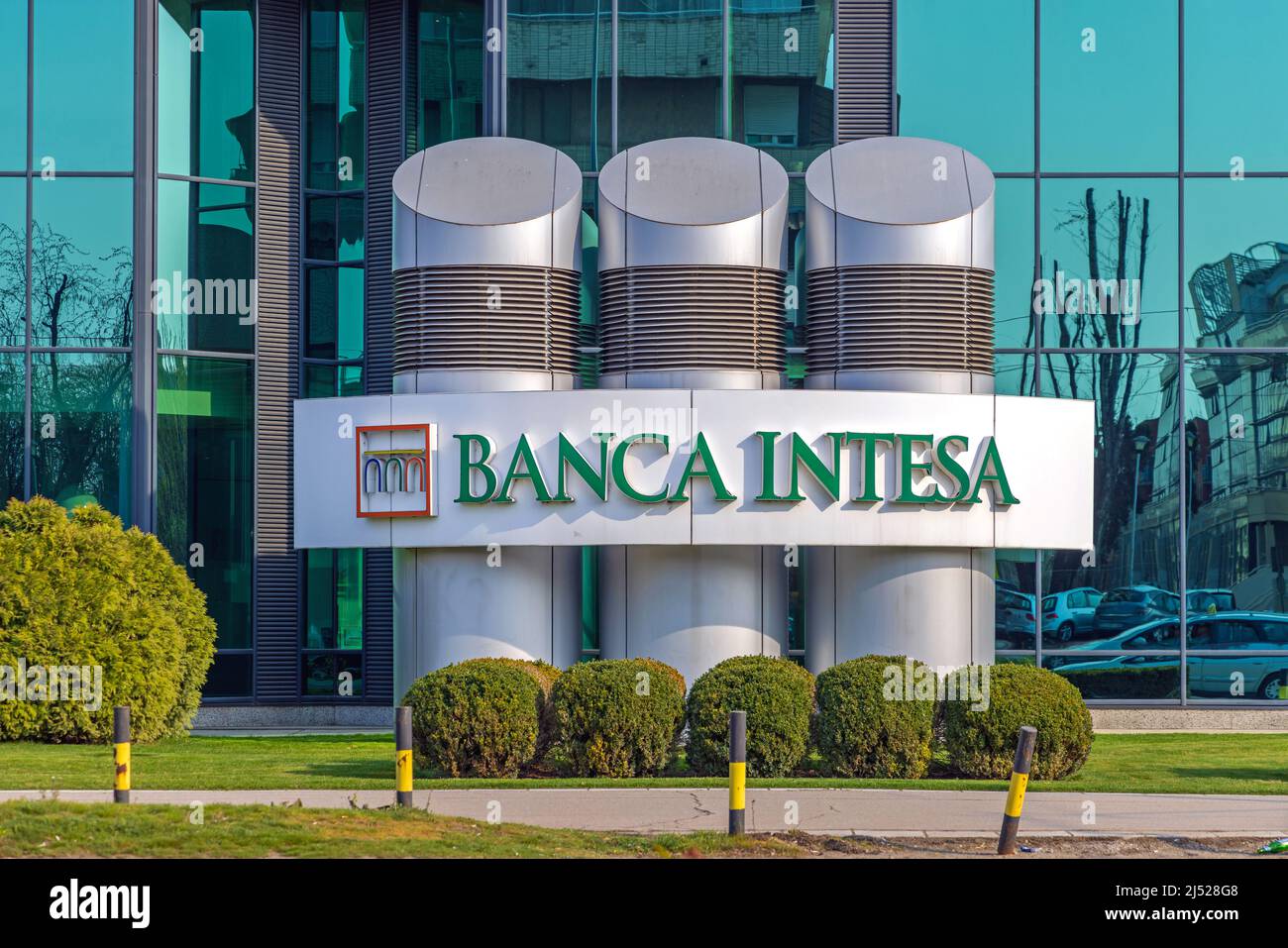 Belgrade, Serbie - 29 mars 2022 : Banca Intesa, bâtiment moderne du siège  social de New Belgrade Photo Stock - Alamy