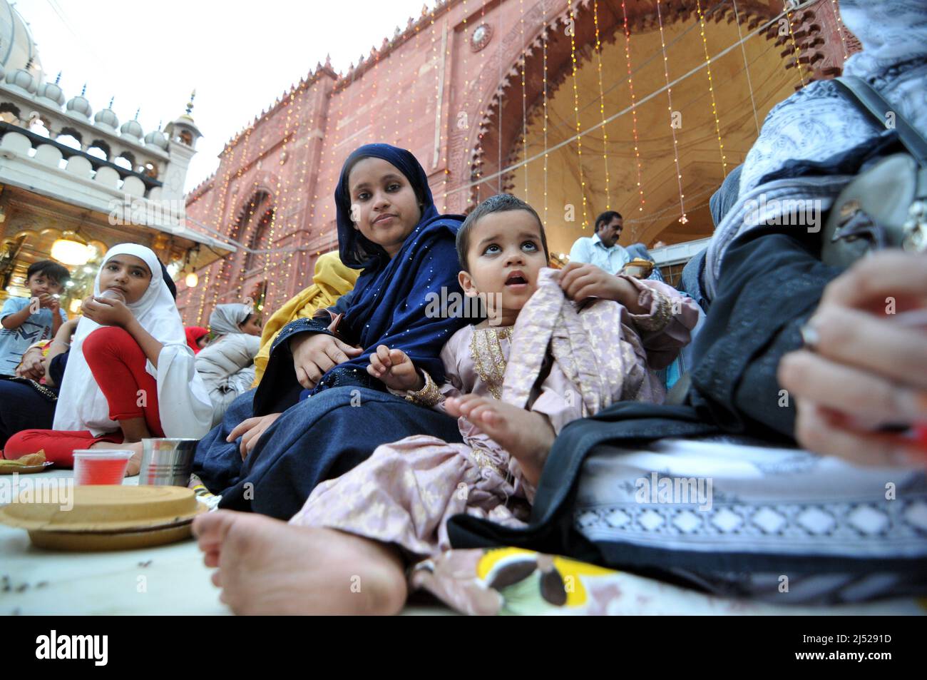 Musulmans et hindous se brisent rapidement comme Roza Iftar pendant le Ramadan offrant Namaj dans le complexe à Nizamuddin Auliya à New Delhi, Inde le 19 avril 2022. (Photo de Ravi Batra/Sipa USA) Banque D'Images