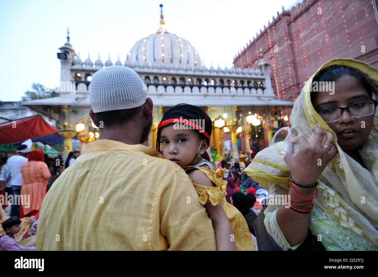 Musulmans et hindous se brisent rapidement comme Roza Iftar pendant le Ramadan offrant Namaj dans le complexe à Nizamuddin Auliya à New Delhi, Inde le 19 avril 2022. (Photo de Ravi Batra/Sipa USA) Banque D'Images