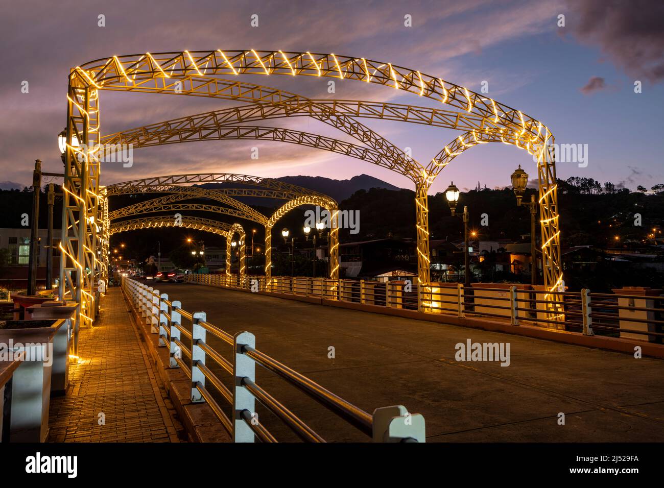 Crépuscule au pont à travers la rivière Caldera qui traverse le centre de Boquete, les montagnes de Chiriqui, Panama, Amérique centrale. Banque D'Images