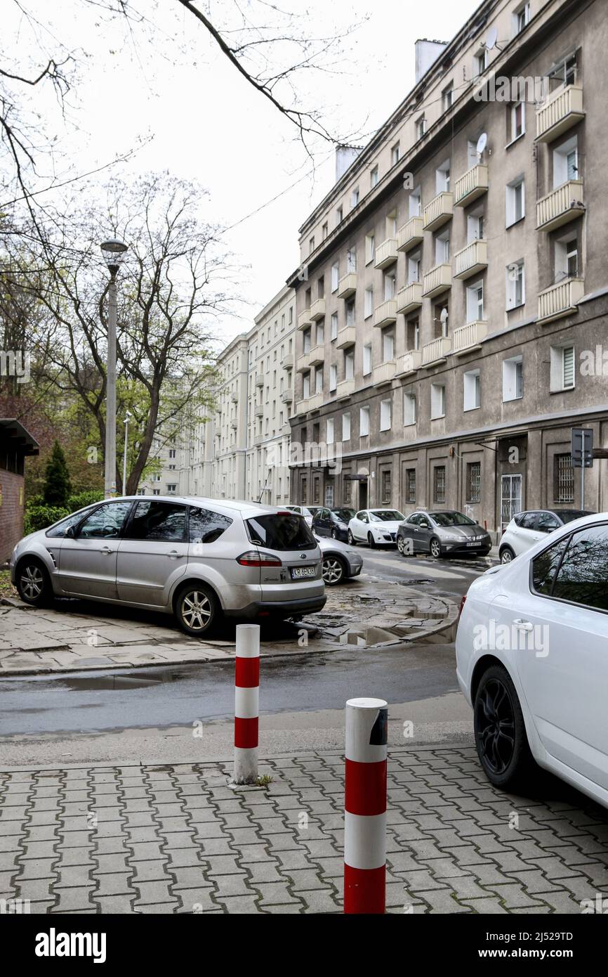 Parking sur la rue de Cracovie sous la pluie. Pologne Photo Stock - Alamy