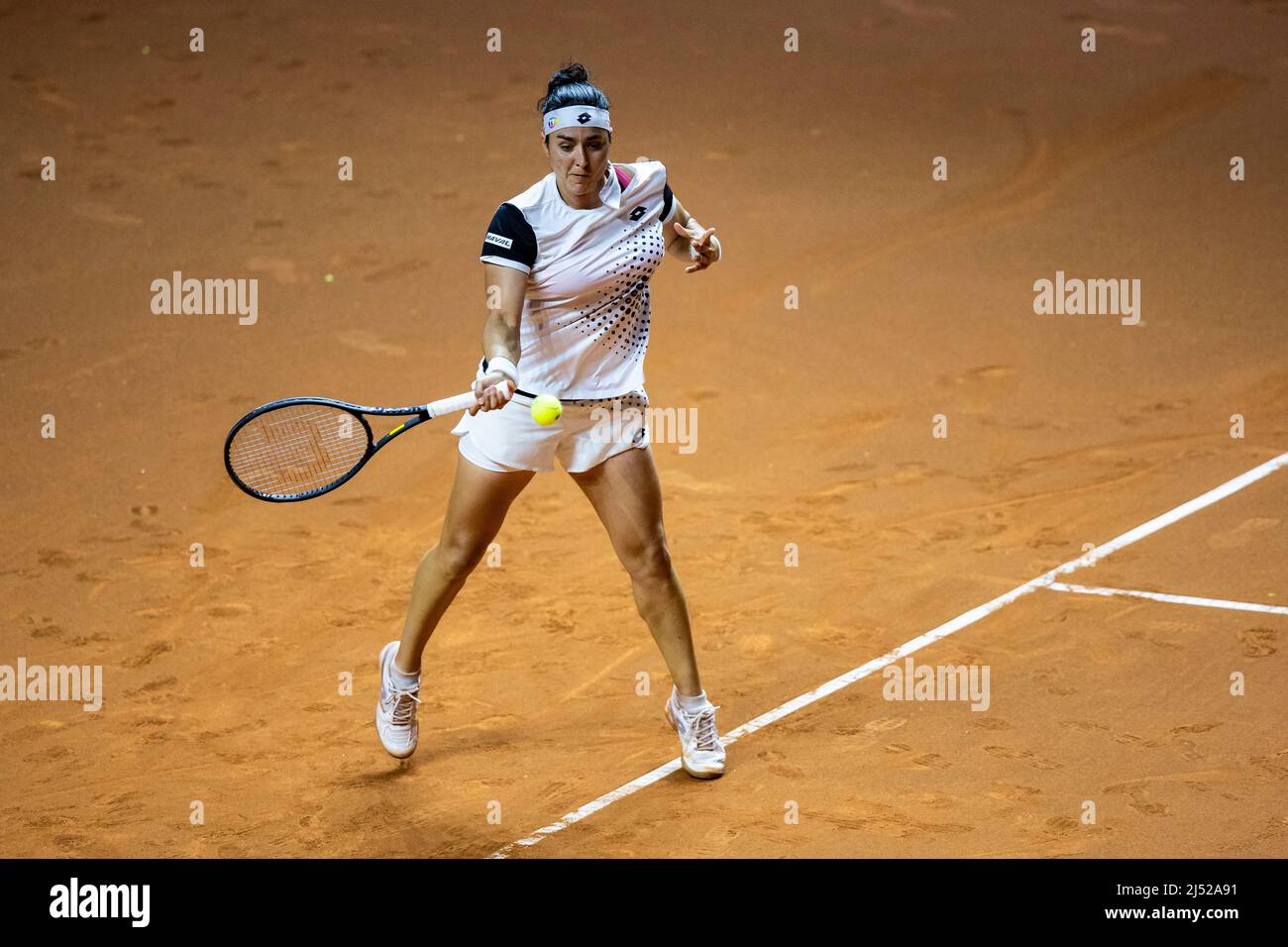 Stuttgart, Allemagne. 19th avril 2022. Tennis: WTA Tour - Stuttgart, célibataires, femmes, 1st tour, Jabeur (Tunisie) - Vondrousova (République Tchèque). On Jabeur en action. Crédit : Tom Weller/dpa/Alay Live News Banque D'Images