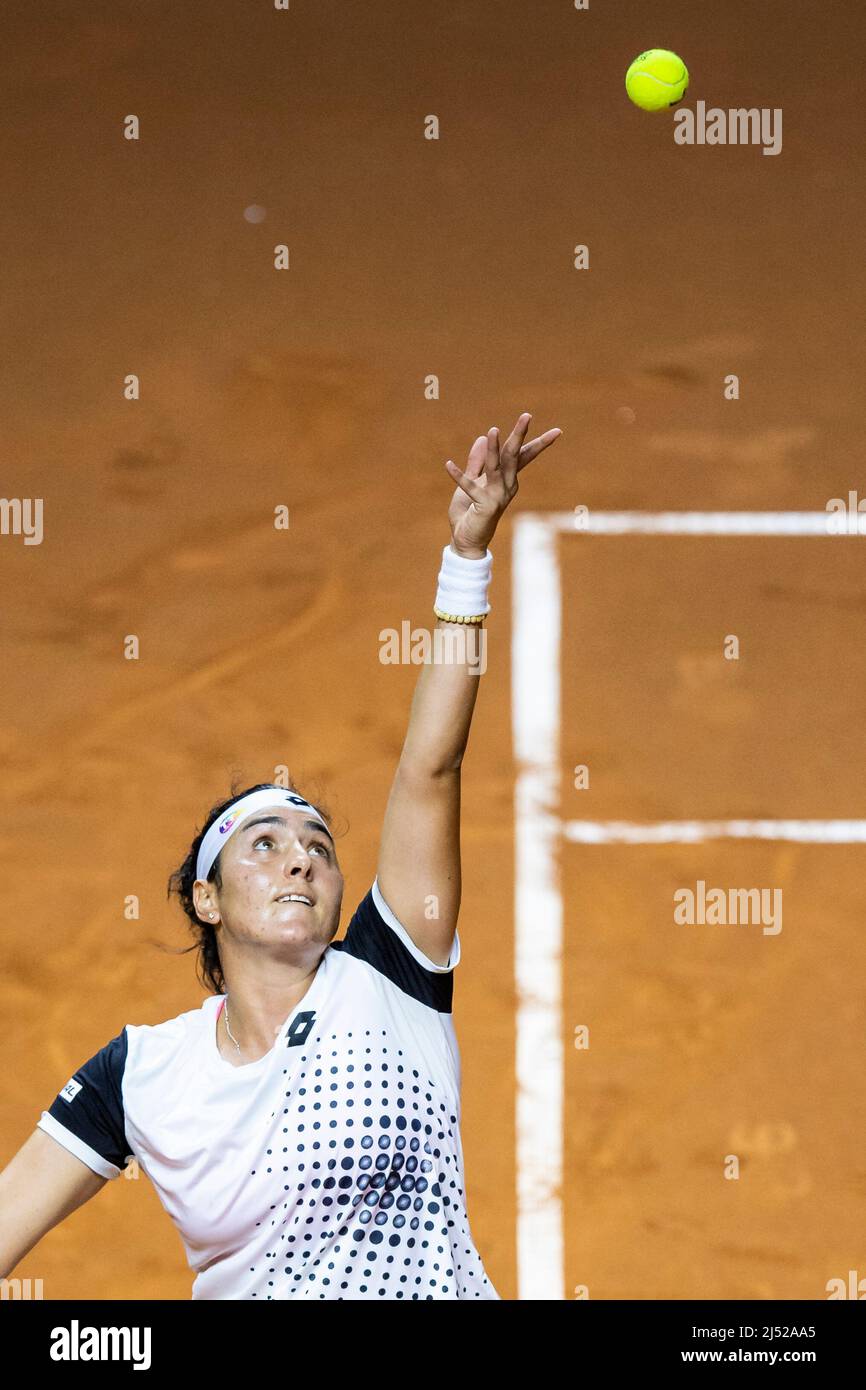 Stuttgart, Allemagne. 19th avril 2022. Tennis: WTA Tour - Stuttgart, célibataires, femmes, 1st tour, Jabeur (Tunisie) - Vondrousova (République Tchèque). On Jabeur en action. Crédit : Tom Weller/dpa/Alay Live News Banque D'Images