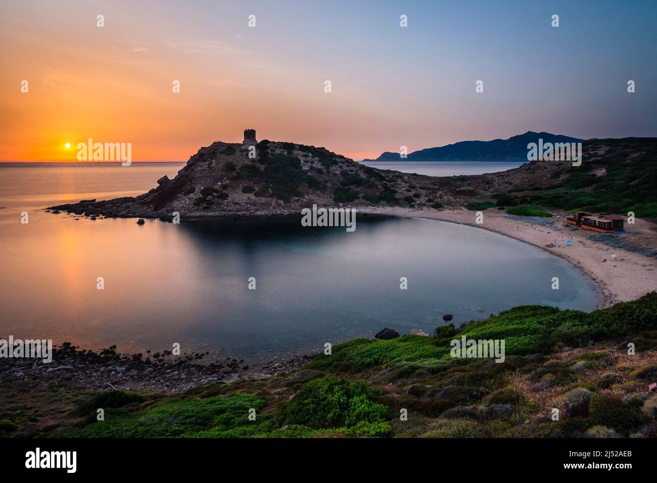 Romantique méditerranée paysage côtier - coucher de soleil à la tour de guet et la plage de la baie Torre del Porticciolo sur la côte ouest de la Sardaigne, Italie Banque D'Images