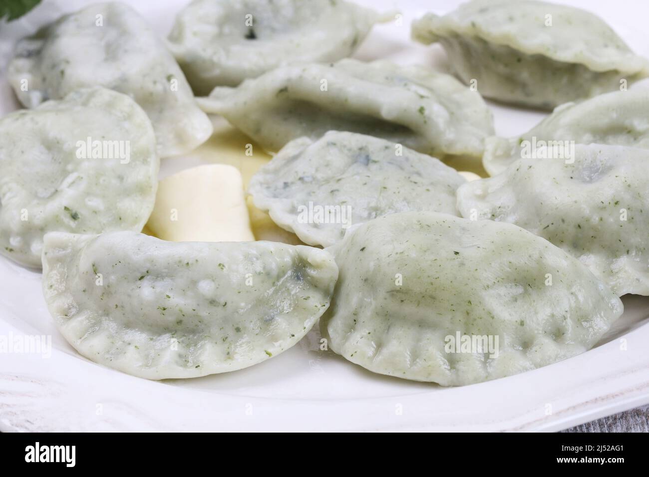 Boulettes vertes aux épinards sur l'assiette. Plat à déjeuner Banque D'Images