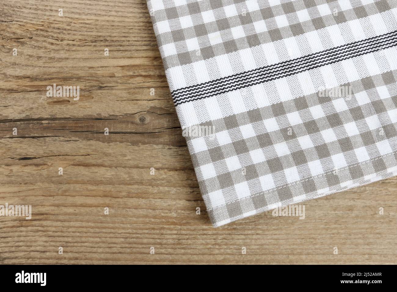 La serviette à carreaux est posée sur une table en bois. Ressources graphiques Banque D'Images