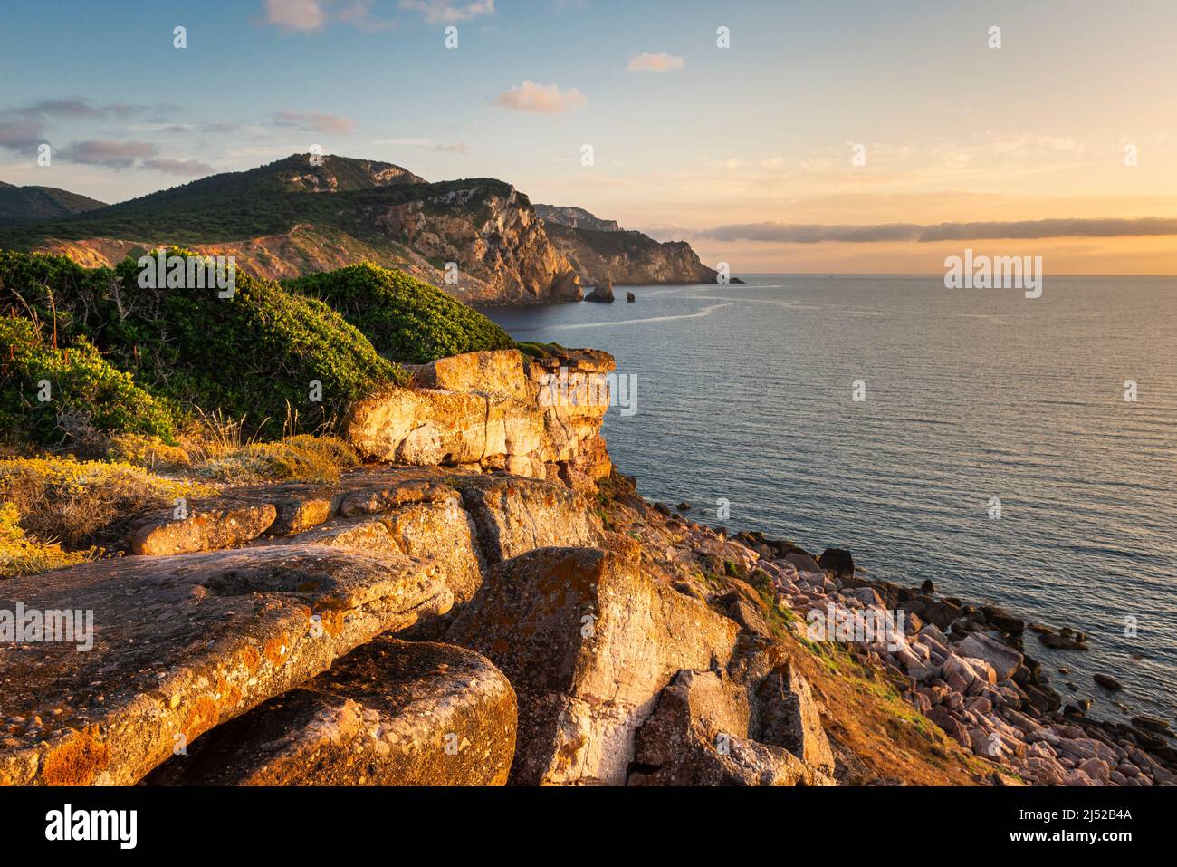 Belle nature de la côte de la Sardaigne - coucher de soleil sur la côte rocheuse du Parc naturel de Porto Conte, Torre del Porticciolo, Sardaigne, Italie Banque D'Images