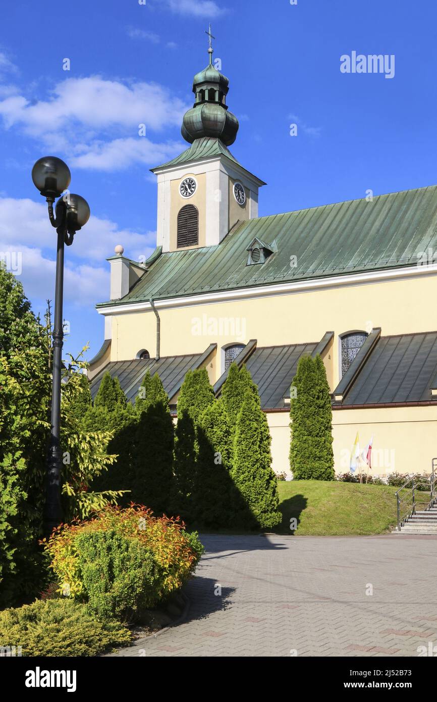 Une église principale de la vieille ville de Tymbark, Pologne. Banque D'Images