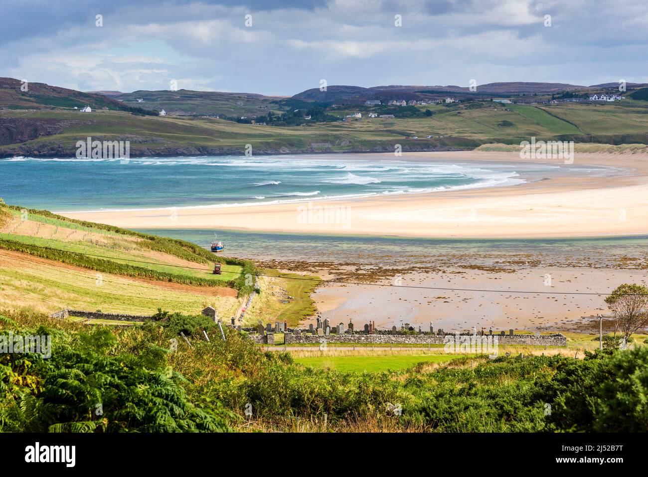 Surplombant un petit cimetière à une grande plage de sable déserte et une mer turquoise brillante à la baie de Torrisdale, par une journée ensoleillée. Banque D'Images
