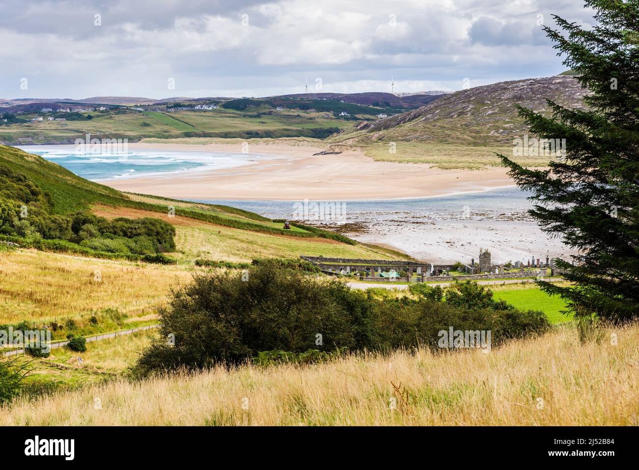 Surplombant un petit cimetière à une grande plage de sable déserte et une mer turquoise brillante à la baie de Torrisdale, par une journée ensoleillée. Banque D'Images