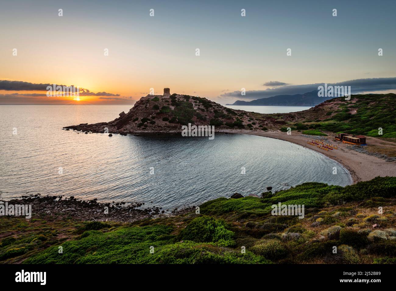Romantique méditerranée paysage côtier - coucher de soleil à la tour de guet et la plage de la baie Torre del Porticciolo sur la côte ouest de la Sardaigne, Italie Banque D'Images