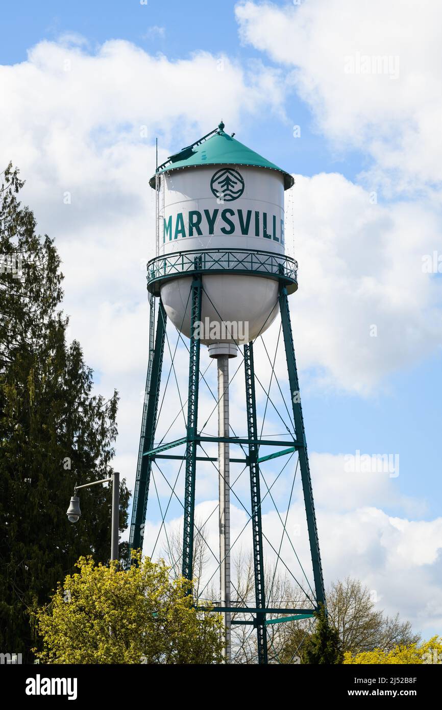 Marysville, WA, États-Unis - 17 avril 2022 ; tour d'eau historique fraîchement repeint en 2022 dans la ville de Marysville, dans le comté de Snohomish, dans le parc Comeford Banque D'Images
