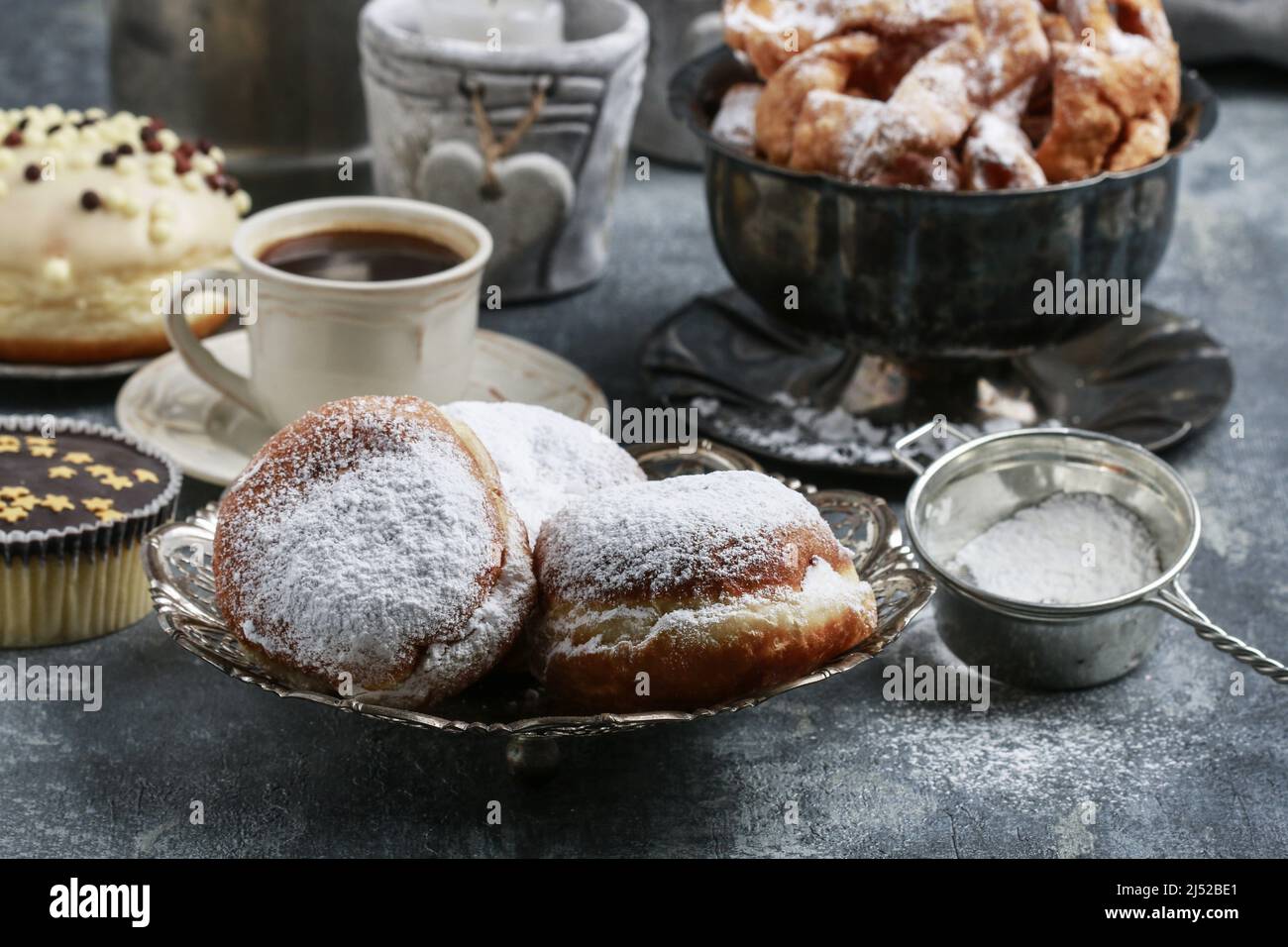 Fat Thursday Celebration - beignets traditionnels remplis de marmelade. Dessert de fête Banque D'Images