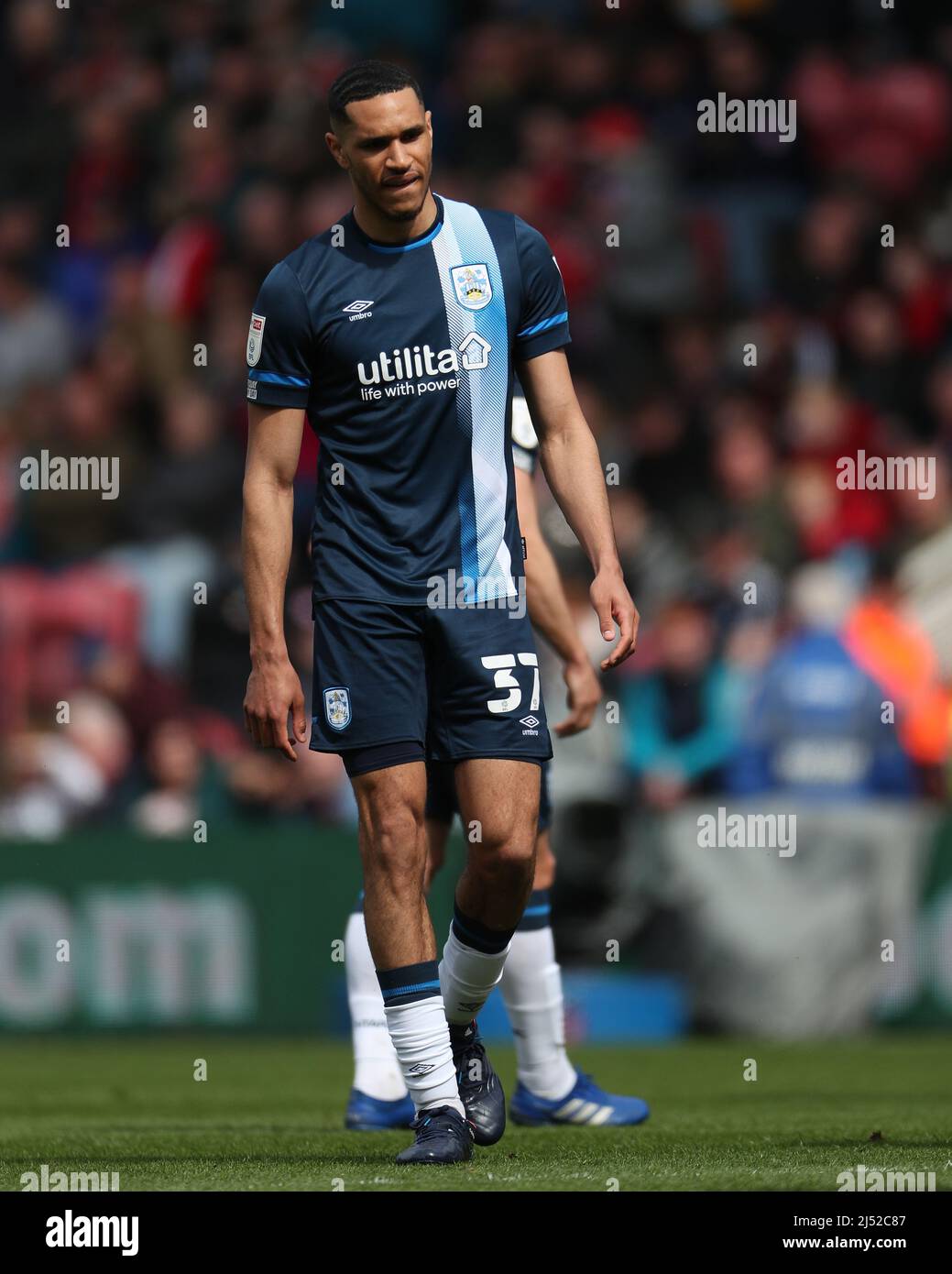 MIDDLESBROUGH, ROYAUME-UNI. AVR 18th Jon Russell de la ville de Huddersfield pendant le match de championnat Sky Bet entre Middlesbrough et Huddersfield Town au stade Riverside, Middlesbrough, le lundi 18th avril 2022. (Credit: Mark Fletcher | MI News) Credit: MI News & Sport /Alay Live News Banque D'Images