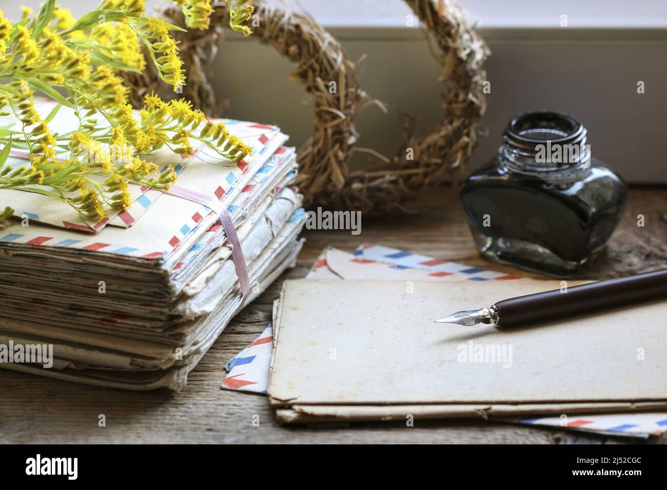 Pile de lettres millésimes et d'encre sur la table. Style rétro Banque D'Images