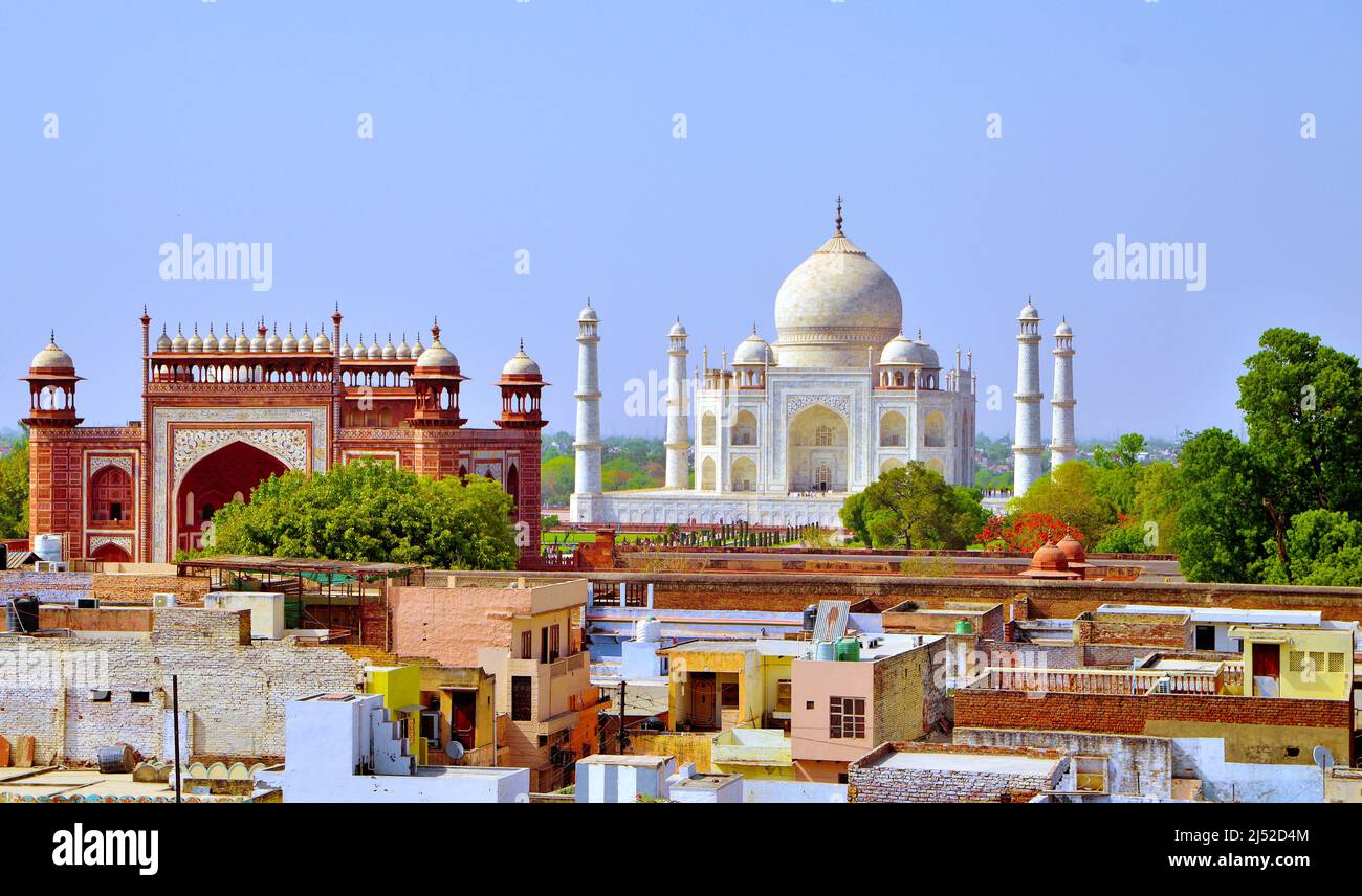 Vaste complexe du Taj Mahal qui se profile au-dessus du canton voisin d'agra Banque D'Images