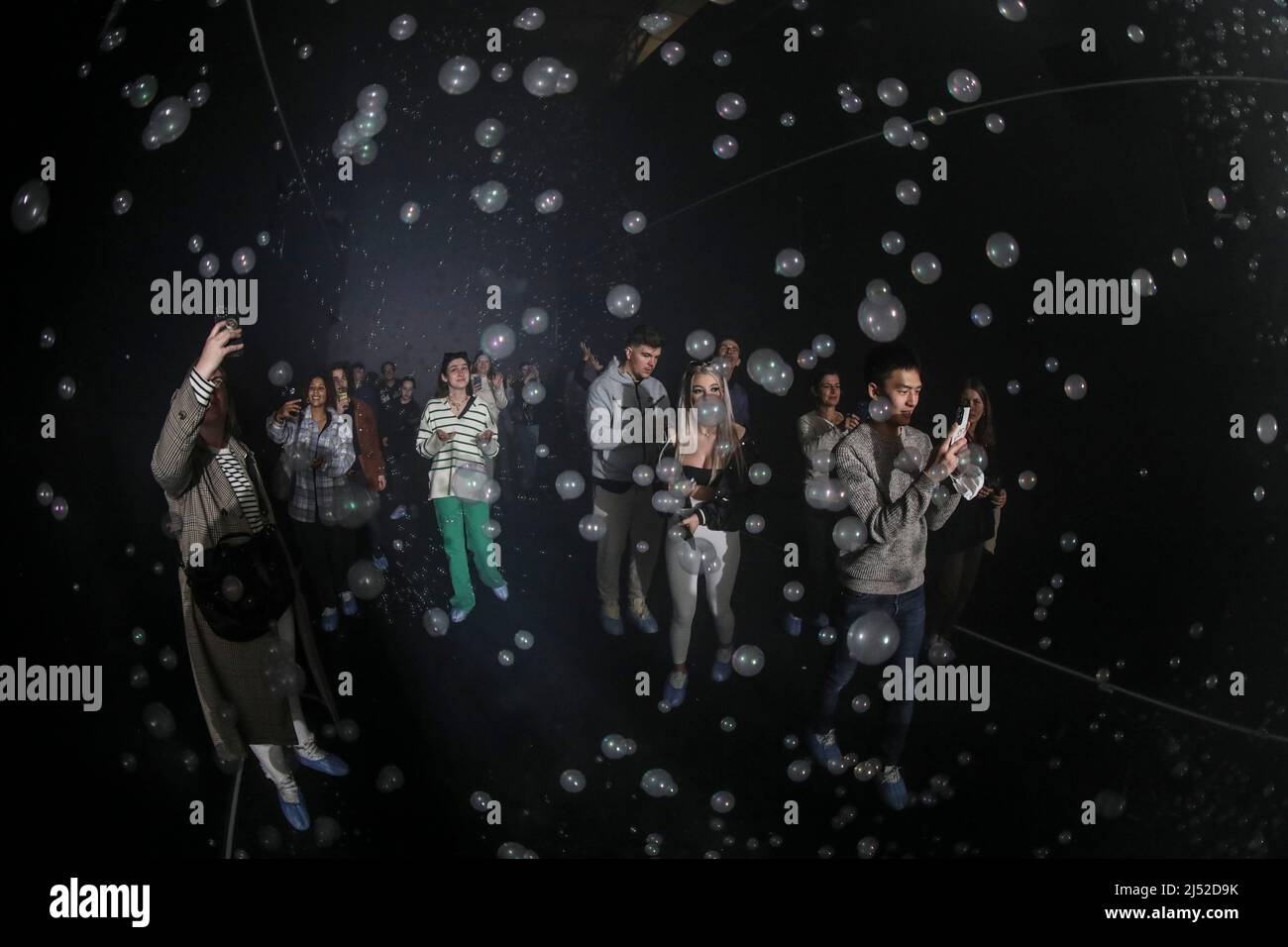 POP AIR, L'EXPÉRIENCE GONFLABLE ET IMMERSIVE À LA GRANDE HALLE DE LA VILLETTE PARIS Banque D'Images