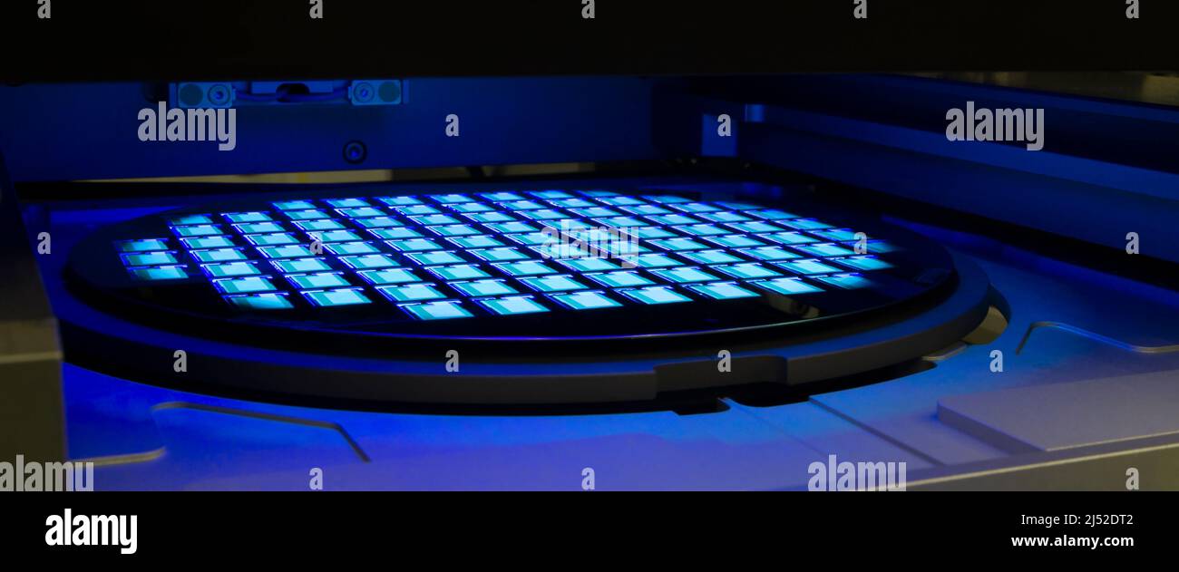 Galette de silicium avec éclats de lumière au néon. Semi-conducteur. Banque D'Images