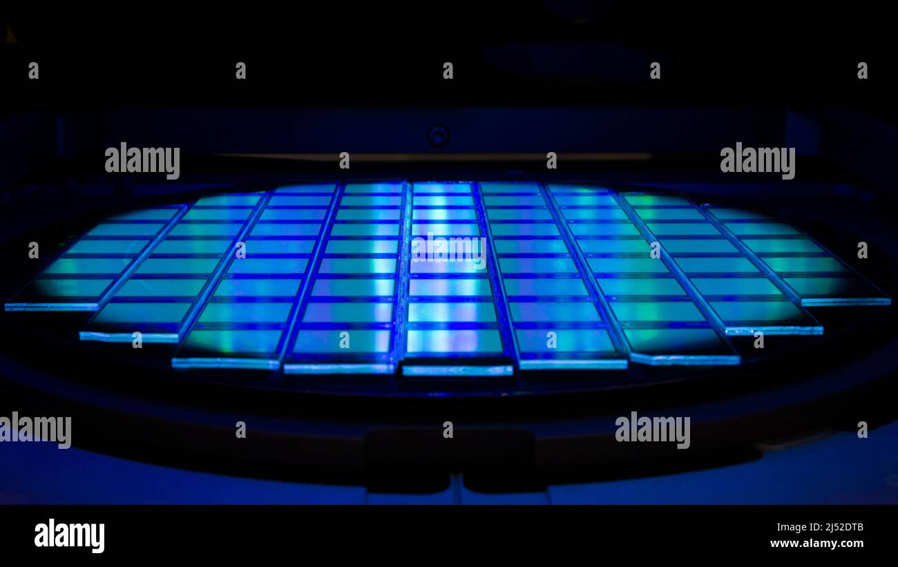 Galette de silicium avec éclats de lumière au néon. Semi-conducteur. Banque D'Images
