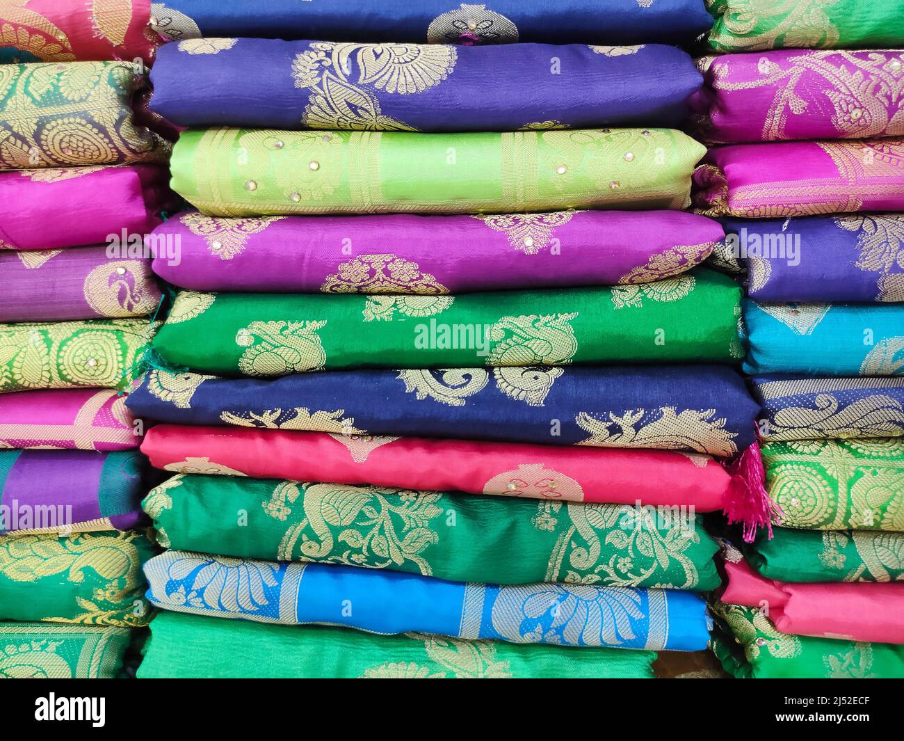 Rouleaux de tissus et textiles en magasin. Motifs indiens multicolores sur les tissus du marché en rouleaux. Magasin de tissus à Pune, Maharashtra, Inde. Banque D'Images