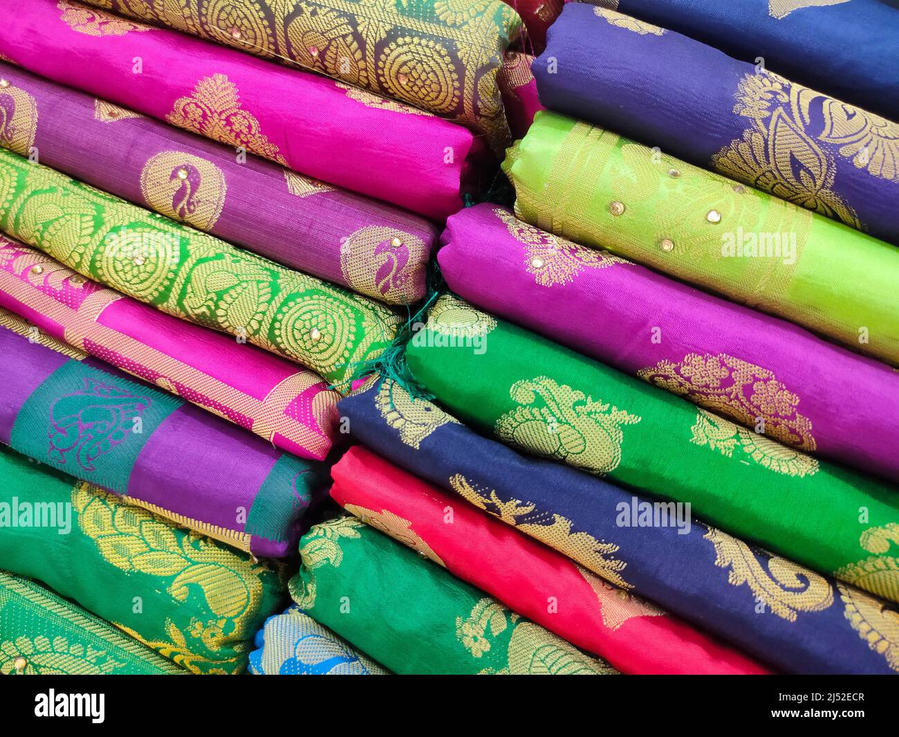 Rouleaux de tissus et textiles en magasin. Motifs indiens multicolores sur les tissus du marché en rouleaux. Magasin de tissus à Pune, Maharashtra, Inde. Banque D'Images