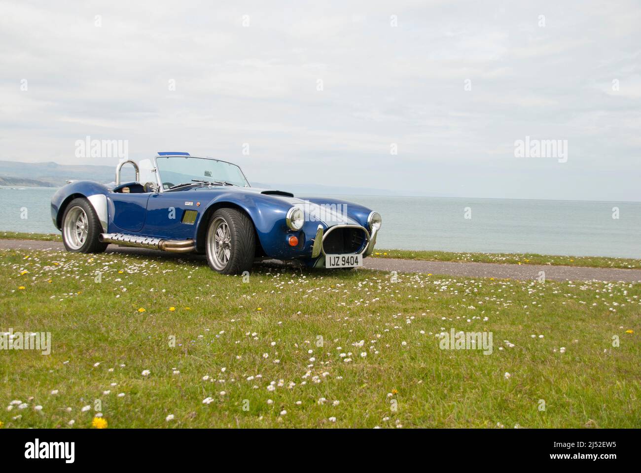 427 Cobra Replica kit voiture garée au bord de la mer. Banque D'Images