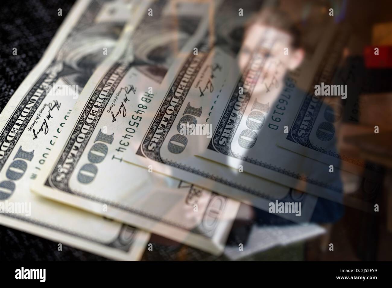 Économie, finance et affaires : exécutive féminine et billets de 100 dollars Banque D'Images