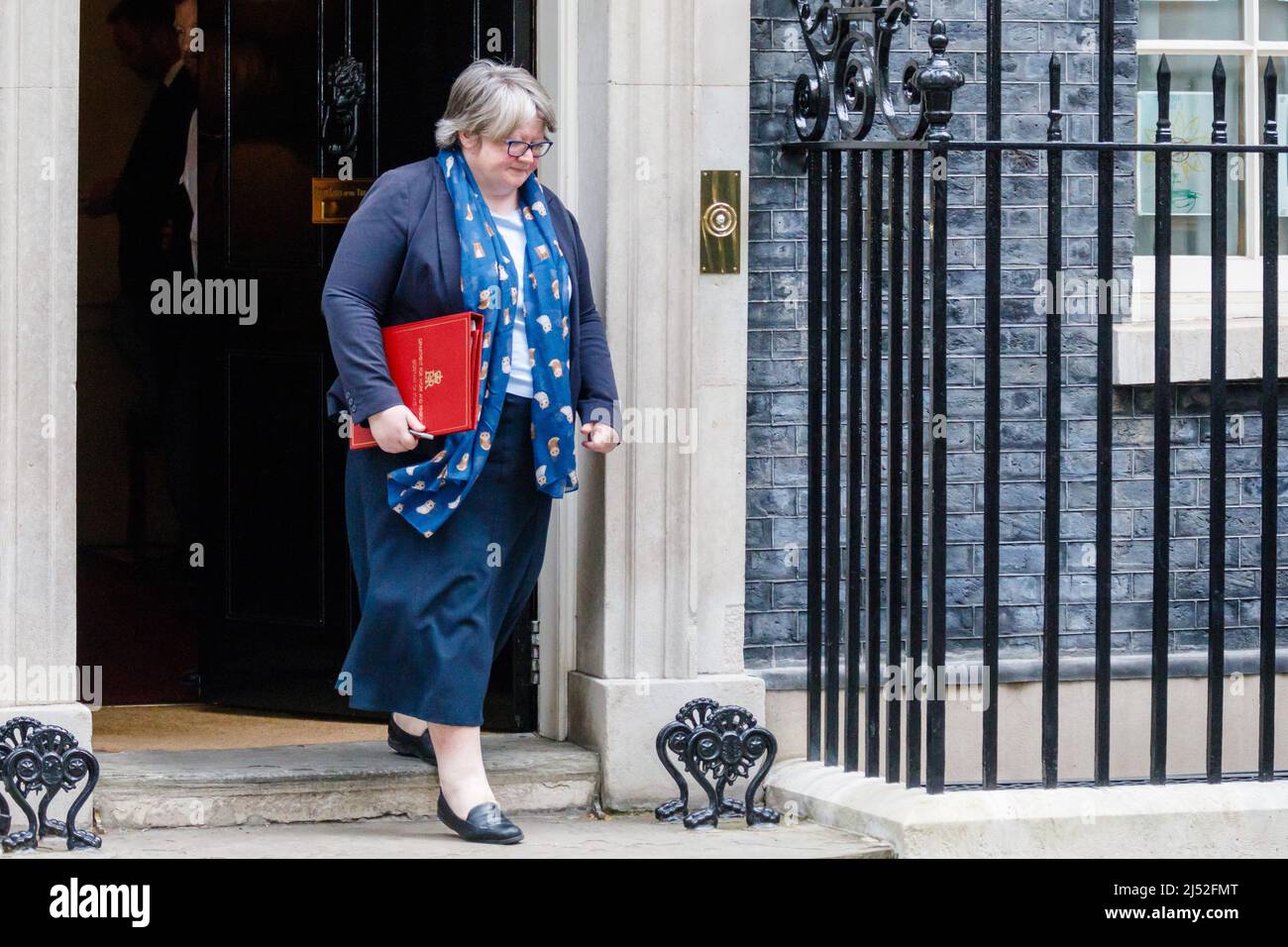 Downing St. London, Royaume-Uni. 19th avril 2022.la très honorable Thérèse Coffey, députée, secrétaire d'État au travail et aux pensions quittant le 10, rue Downing à la suite de la réunion du Cabinet de ce matin. Chris Aubrey/Alamy Live News Banque D'Images