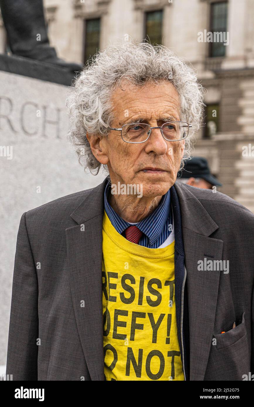 LONDRES, ROYAUME-UNI. 19 avril 2022 . Les piers Corbyn ont été vus à l'extérieur du Parlement avant une protestation contre le projet de loi sur les préjudices. Piers Corbyn est un anti-vaxxer et théoricien de la conspiration qui est le frère de l'ancien leader travailliste Jeremy Corbyn Credit: amer ghazzal/Alay Live News Banque D'Images