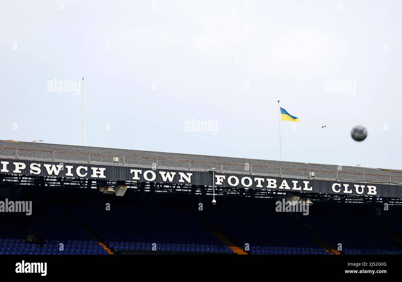 Une vue générale du stade avec un drapeau ukrainien avant le match de la Sky Bet League One à Portman Road, Ipswich. Date de la photo: Mardi 19 avril 2022. Banque D'Images