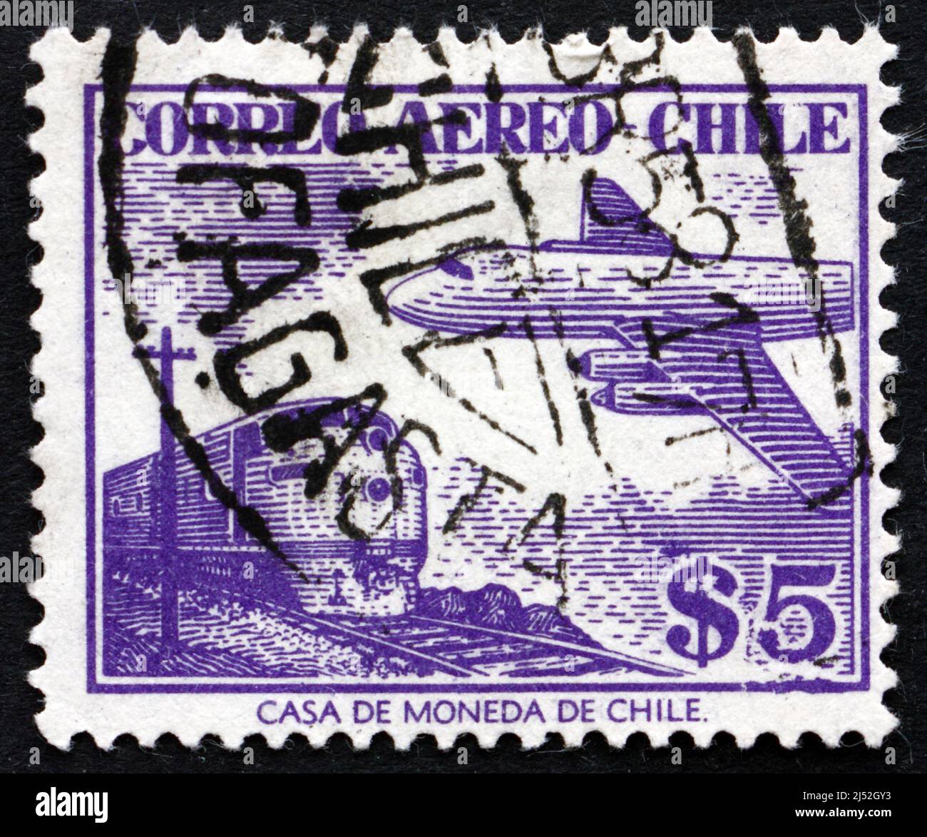 CHILI - VERS 1956: Un timbre imprimé au Chili montre train et avion, vers 1956 Banque D'Images