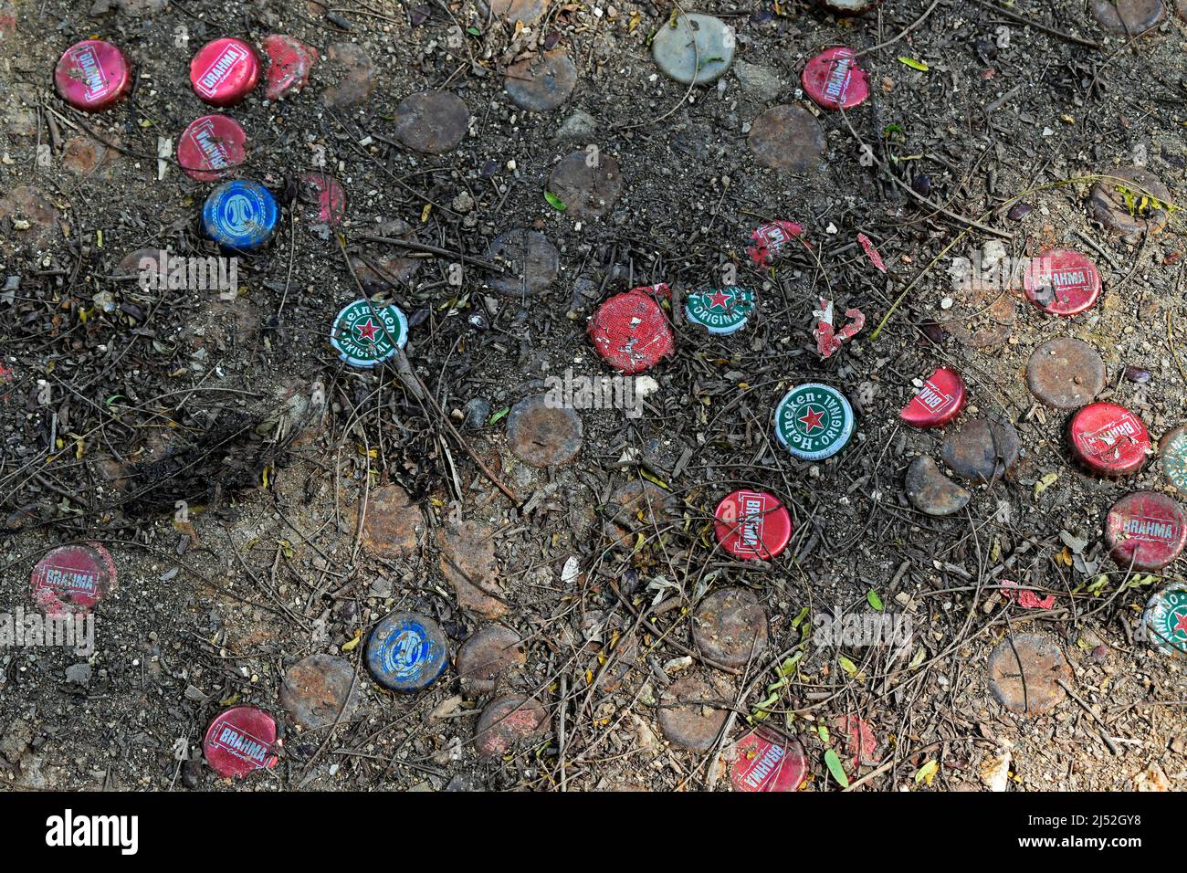 RIO DE JANEIRO, BRÉSIL - 27 NOVEMBRE 2021 : capsules de bouteilles de bière écrasées au sol Banque D'Images