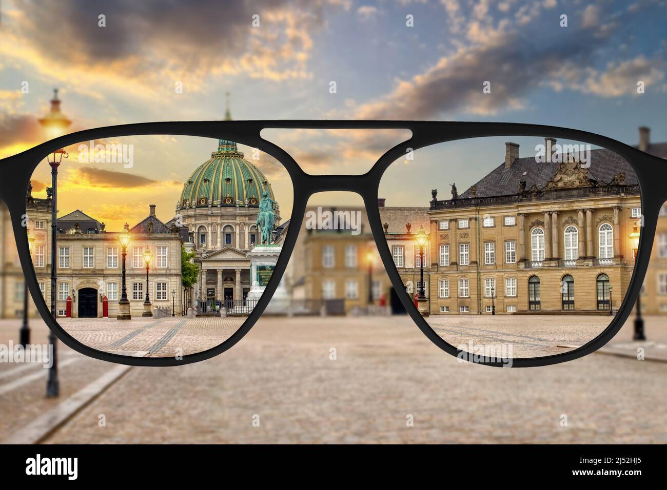 Image claire dans les lunettes contre les paysages flous. Banque D'Images