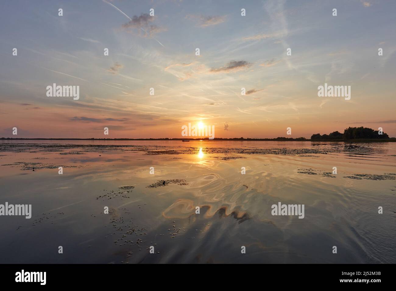 Coucher de soleil sur un lac Banque D'Images