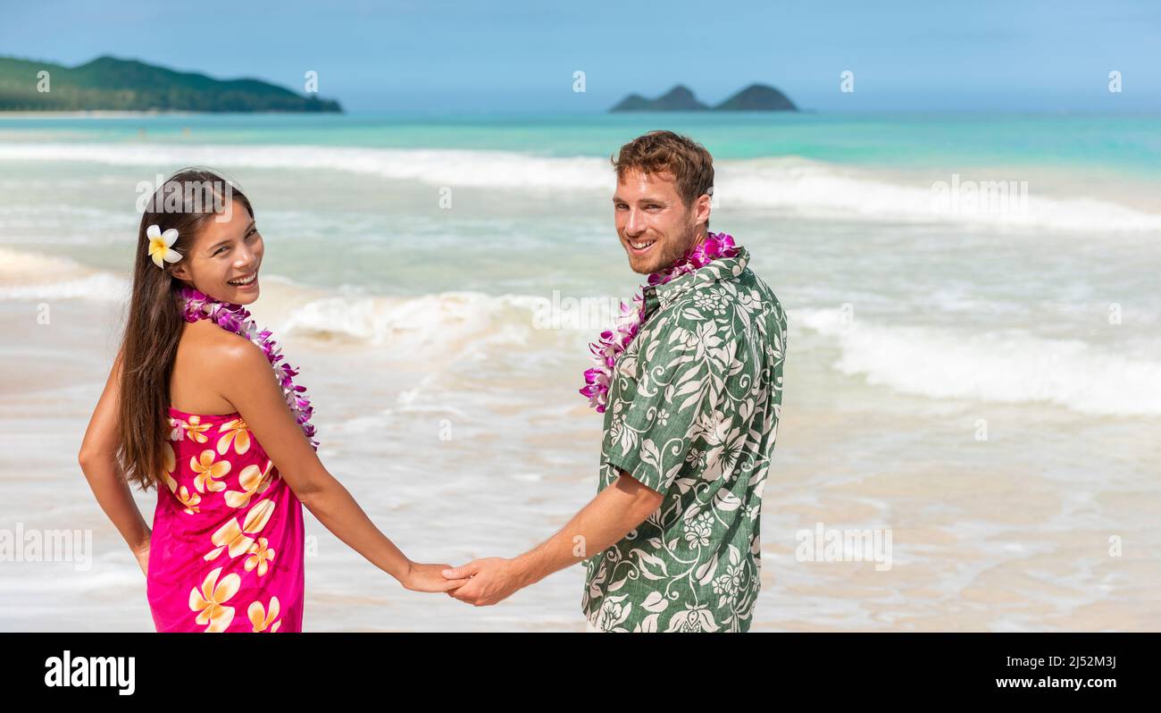 Hawaii couple en chemise hawaïenne et lei fleurs robe femme marchant sur la  plage pour mariage lune de miel bannière panoramique. Joyeux amoureux de  filles et d'hommes asiatiques Photo Stock - Alamy