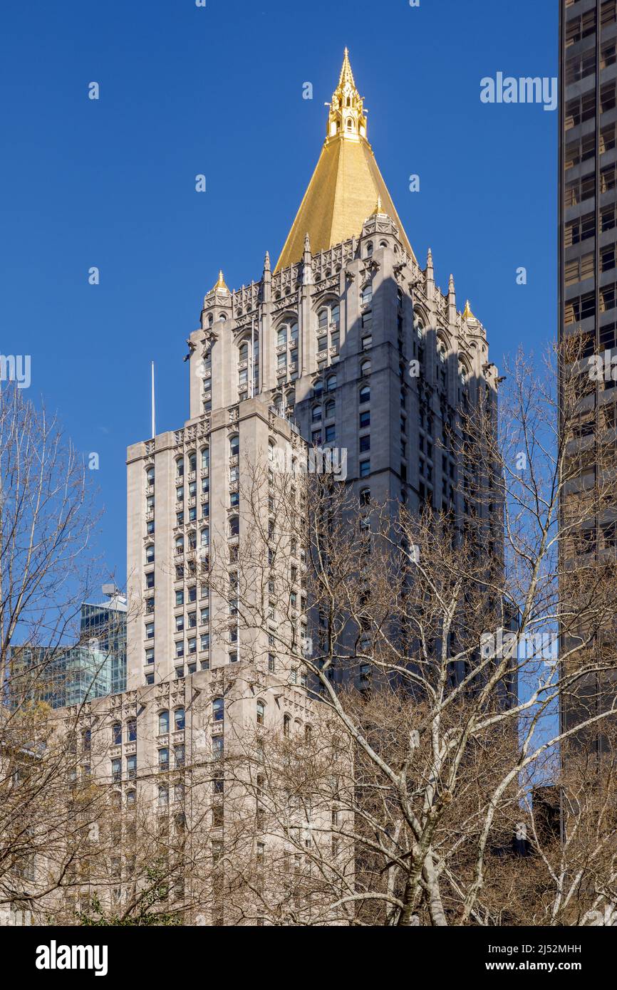 The New York Life Insurance Building, Cass Gilbert, près de Madison Square Park, New York, NY, États-Unis. La couronne octogonale est maintenant dotée de carreaux de céramique dorés. Banque D'Images
